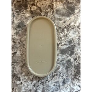 Tan Tupperware lid in like new condition